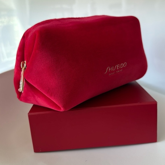 ✨HOST PICK✨Shiseido Red Key Card Holder Luxurious Velvet Accessory NWOT - Picture 1 of 6